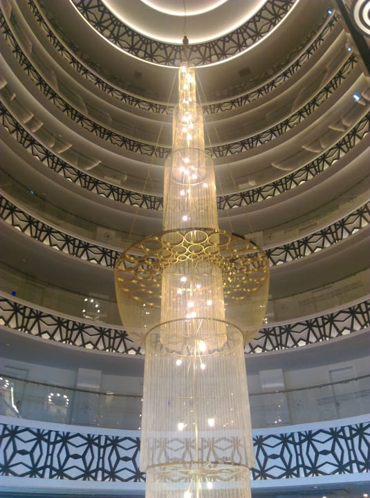 Der riesige Lüster der in der Empfangshalle hängt. Dream World Hill Hotel