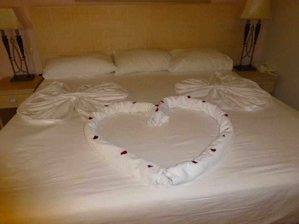 Schön geschmücktes Bett bei der Ankunft PALOMA Perissia