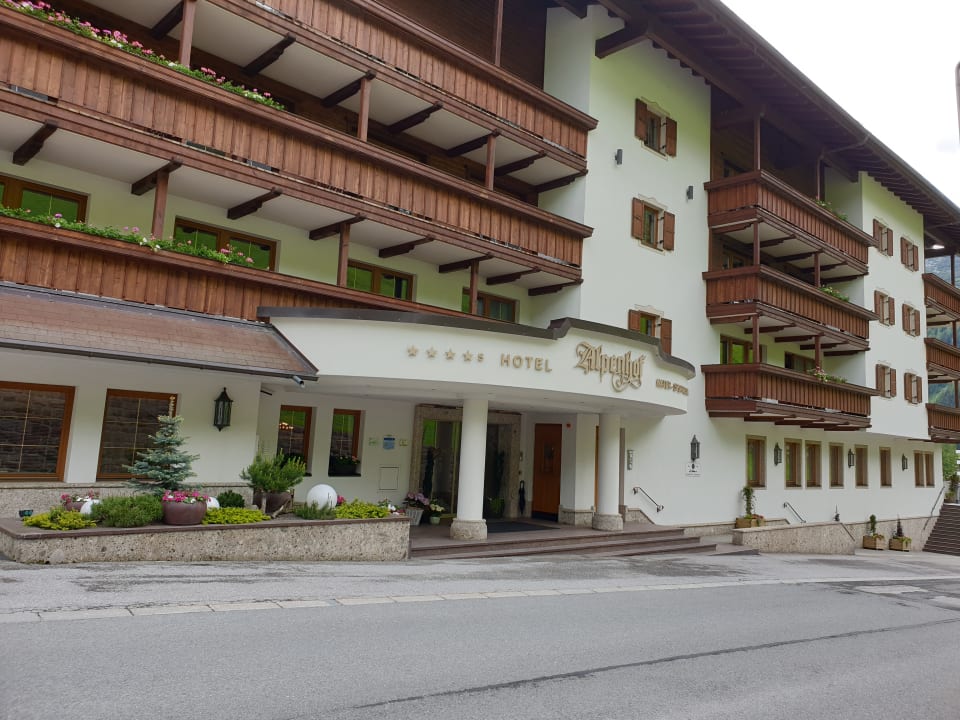 Außenansicht Hotel Alpenhof