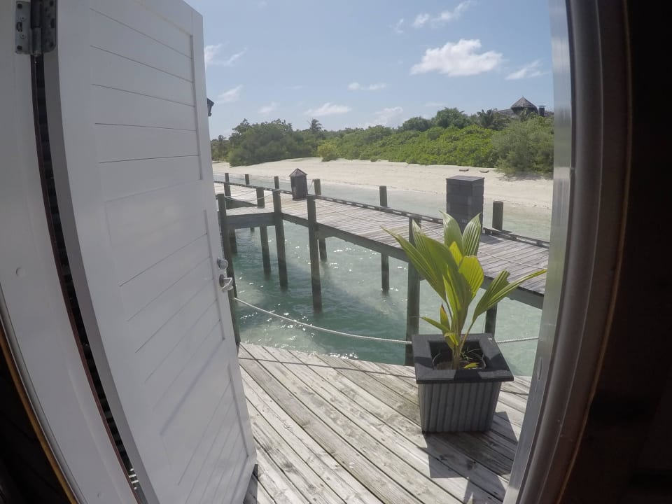 Wasservilla - Blick aus der Zimmertüre Kuredu Island Resort & Spa