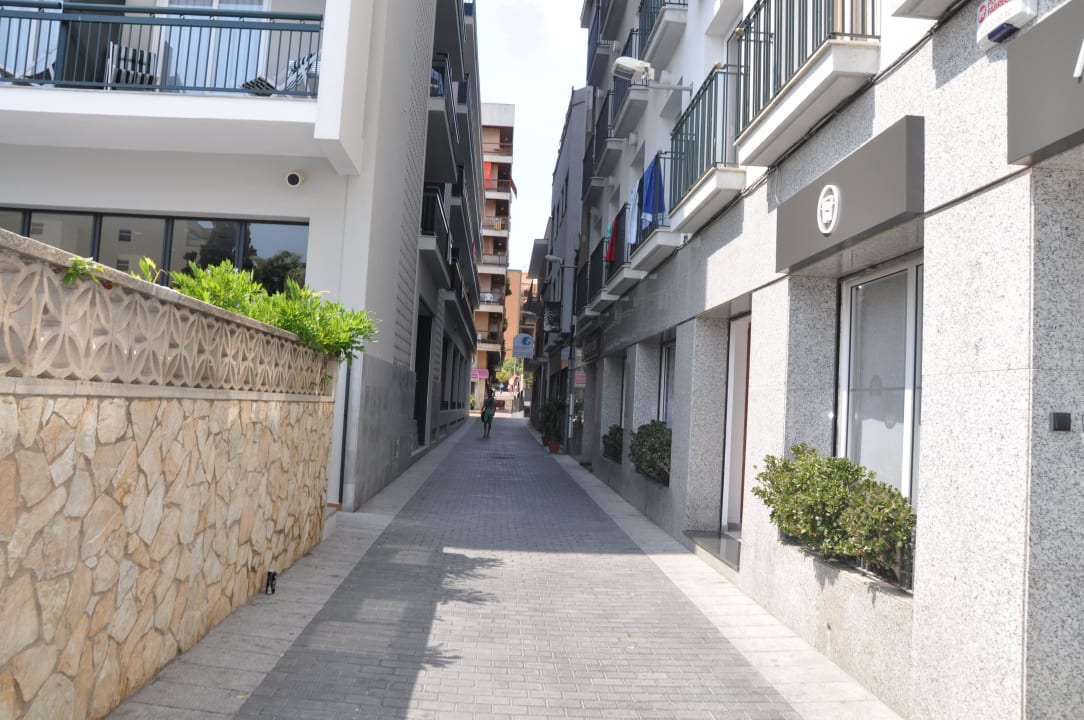 Gasse zum Eingang AQUA Hotel Bertran Park