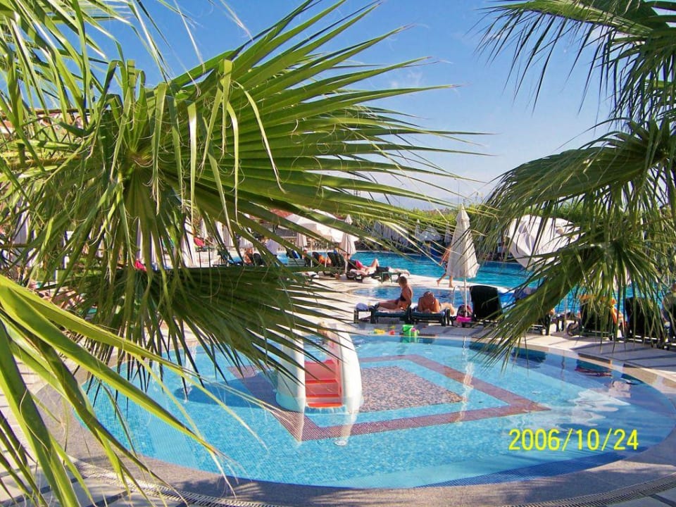 Kinderpool an der Poolbar Hane Family Resort