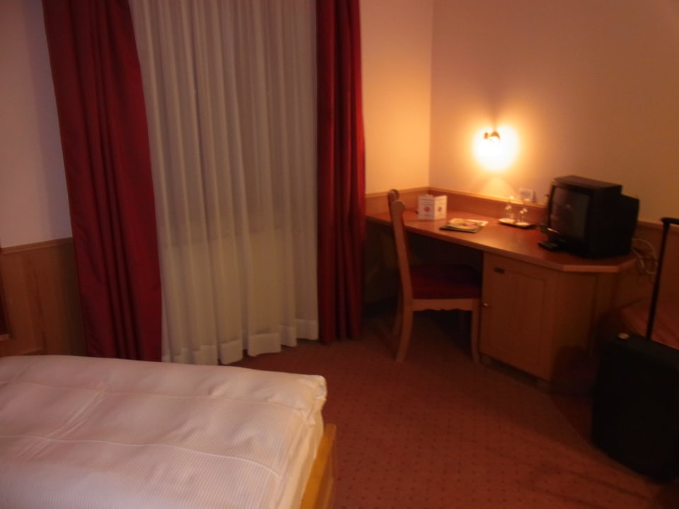 Bett und Schreibtisch Hotel Fränkischer Hof