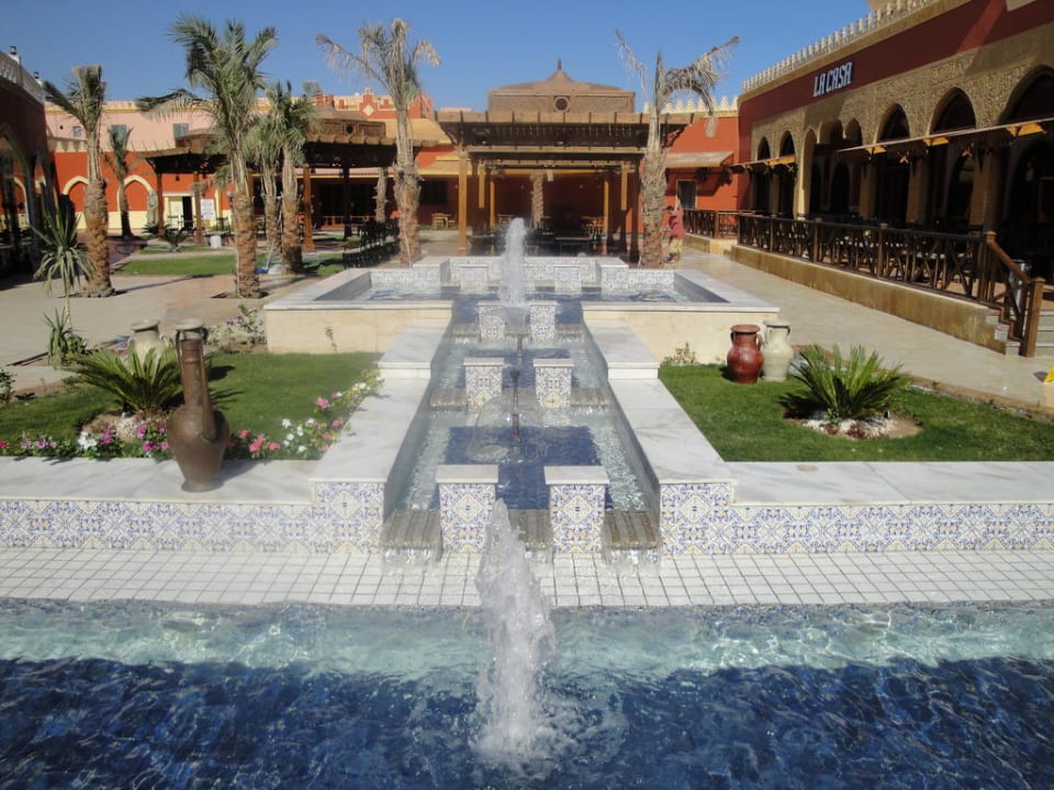 Vor der Arena und den Restaurants Pickalbatros Alf Leila Wa Leila Resort - Neverland Hurghada