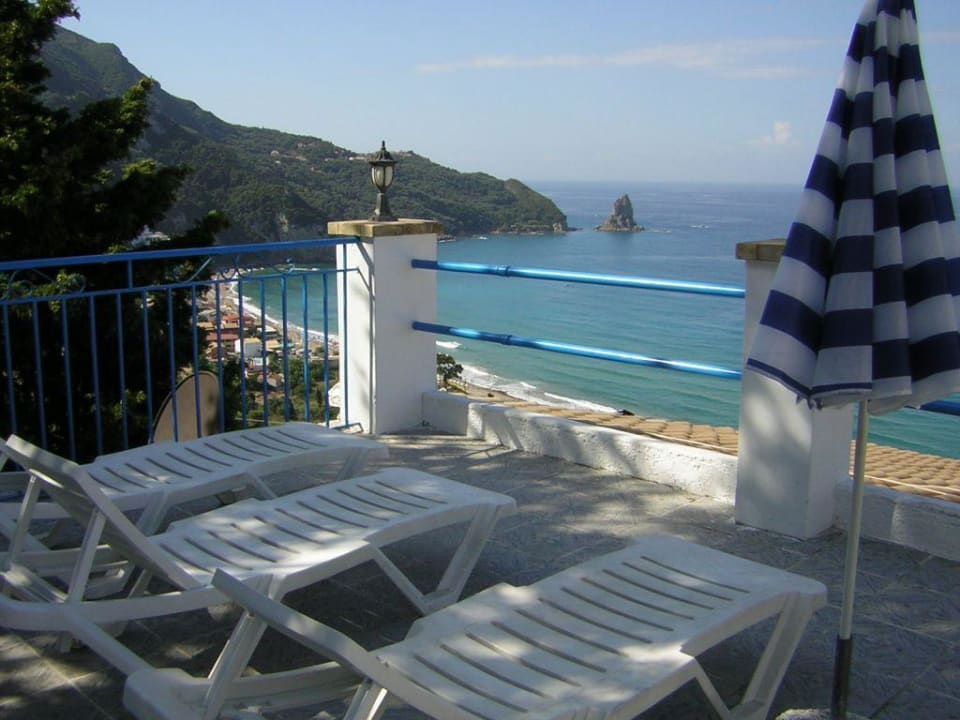 Pool-Liegen mit Ausblick Studios & Appartements Belvedere