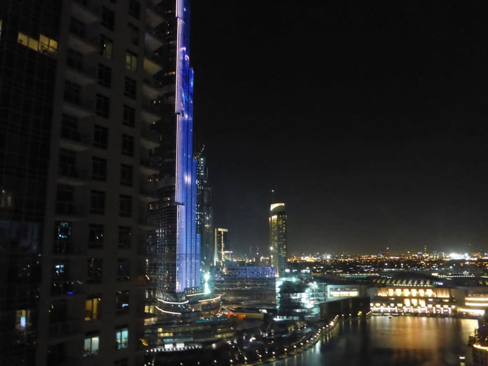 Ausblick auf den Burj Khalifa vom Zimmer aus Ramada by Wyndham Downtown Dubai