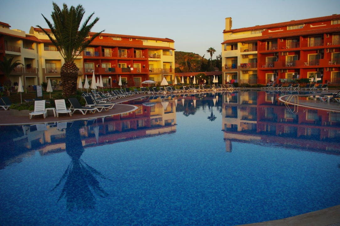 Blick über Pool auf Wohnblocks Ephesia Holiday Beach Club