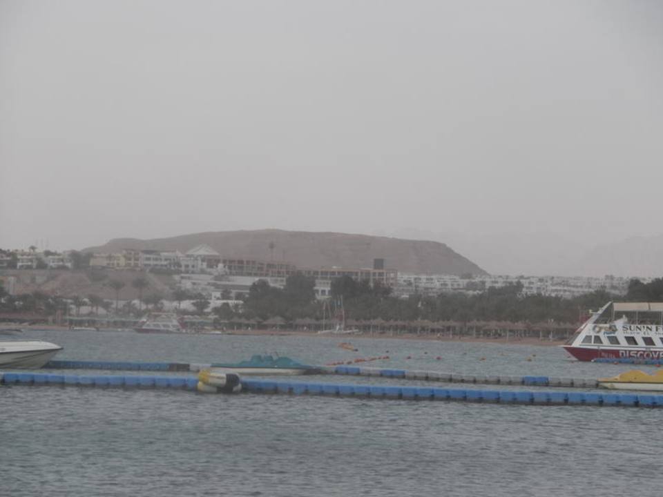 Sonnenaufgang am Strand Ghazala Beach