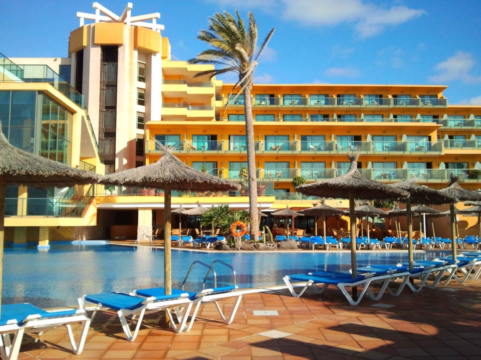 Blick vom oberen Pool auf das Hotel SBH Club Paraiso Playa