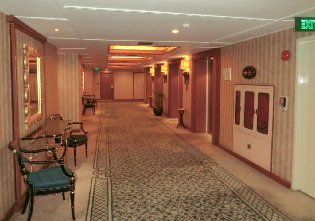 Der Flur vor den Zimmern, links die Fahrstühle The Landmark Bangkok