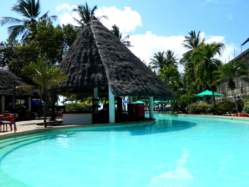 Hauptpool mit Bar Hotel Traveller's Club