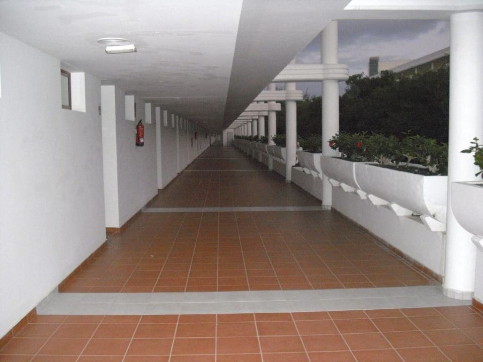 Flur zu den Haupteingängen der Zimmer allsun App.-Hotel Barlovento