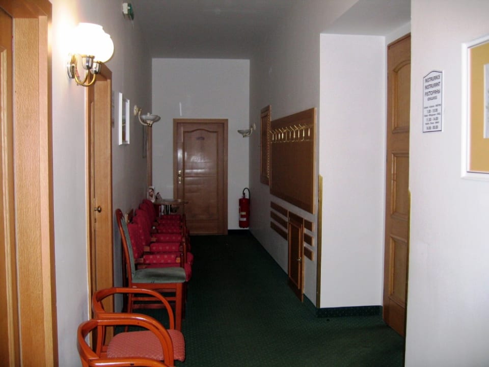 Flur zum Speiseraum und zum Kosmetikbereich mit defekter Bel Hotel Flora