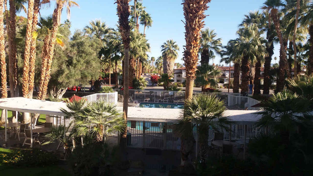 Innenanlage zwischen den Gebäudeteilen und Pool Motel 6 Palm Springs East - East Palm Canyon