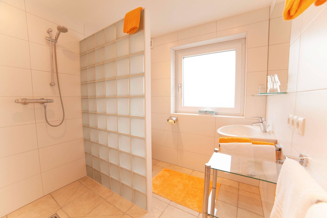Badezimmer Familienzimmer mit Fenster B&B Landhaus Vierthaler-Filzmoos/Dachstein