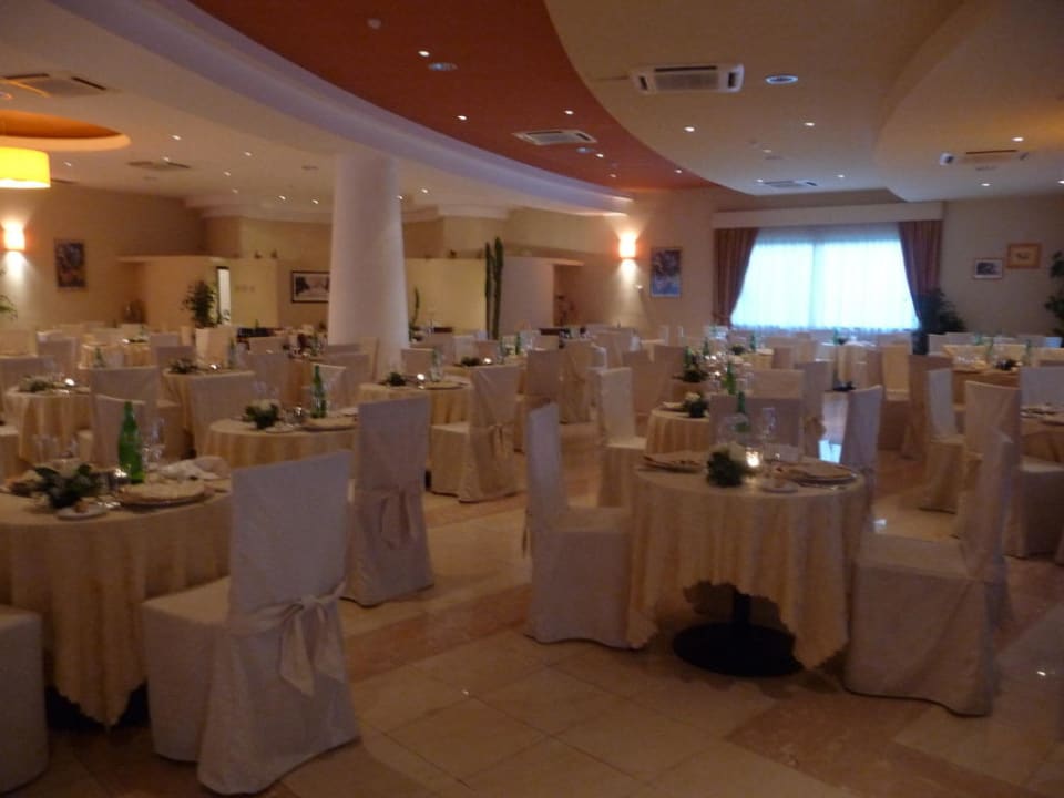 Blick ins Dolce Vita Restaurant Falkensteiner Club Funimation Garden Calabria