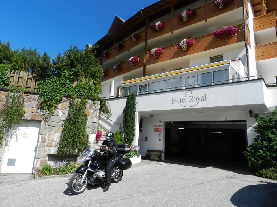 Tiefgarageneinfahrt DAS ROYAL Obereggen