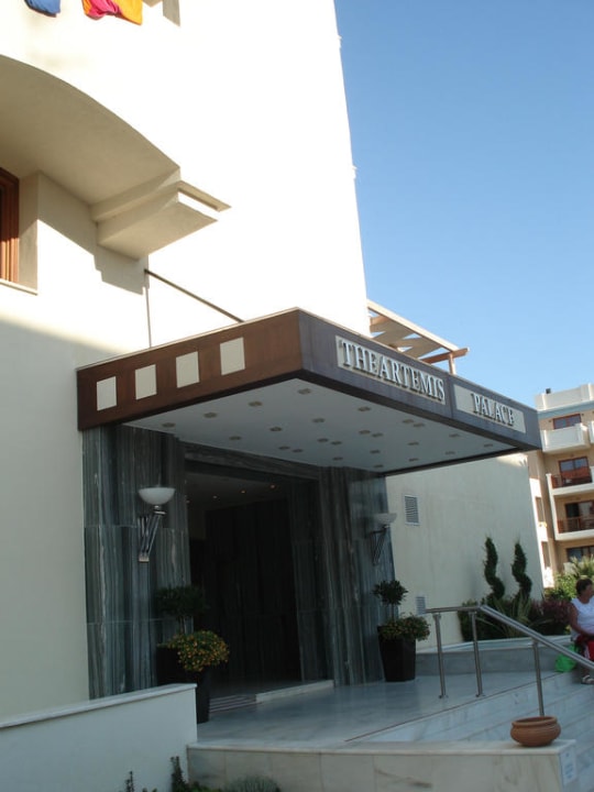 Haupteingang Hotel Theartemis Palace