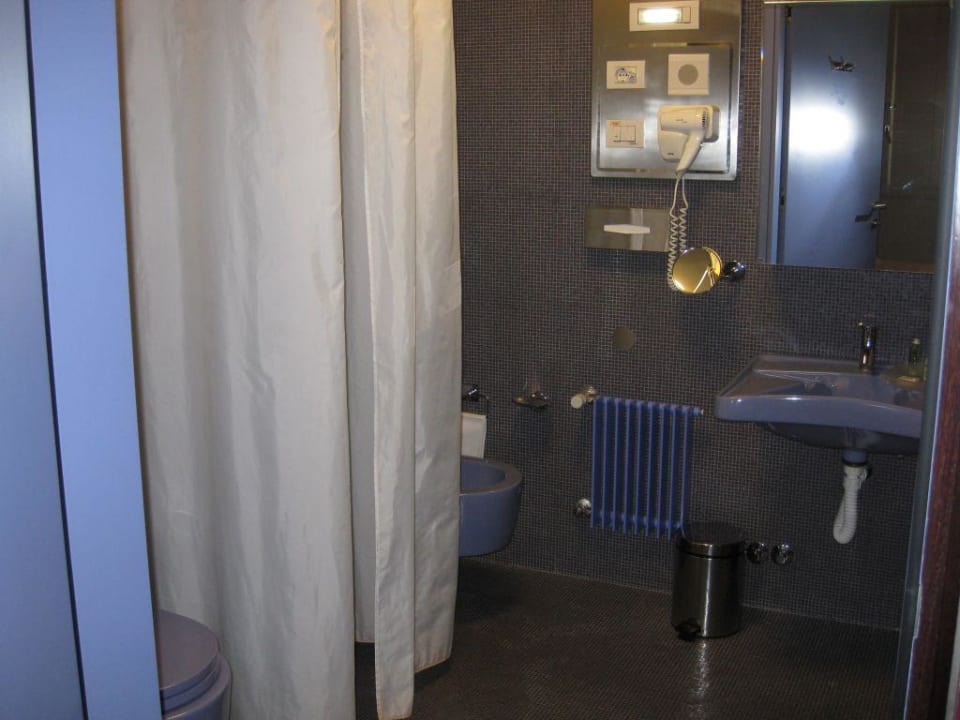 Blick ins Bad UNAHOTELS Vittoria Firenze