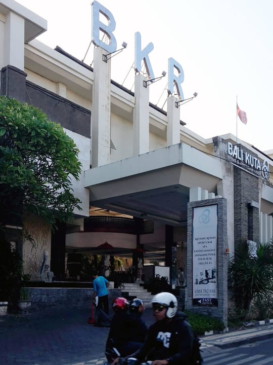 Hotel. Eingang  Bali Kuta Resort