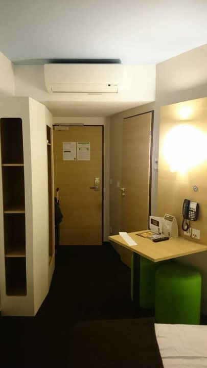 Blick zur Tür B&B Hotel Freiburg-Süd