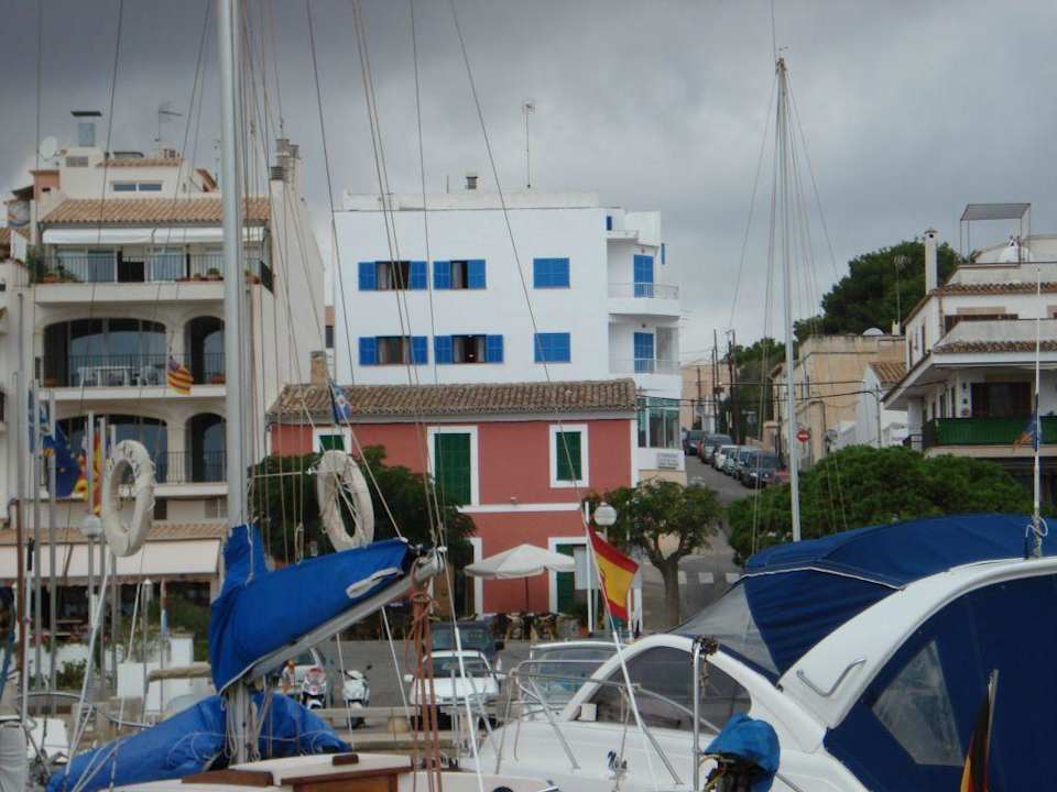 Blick vom Hafen auf das Hotel Som Suret Hotel