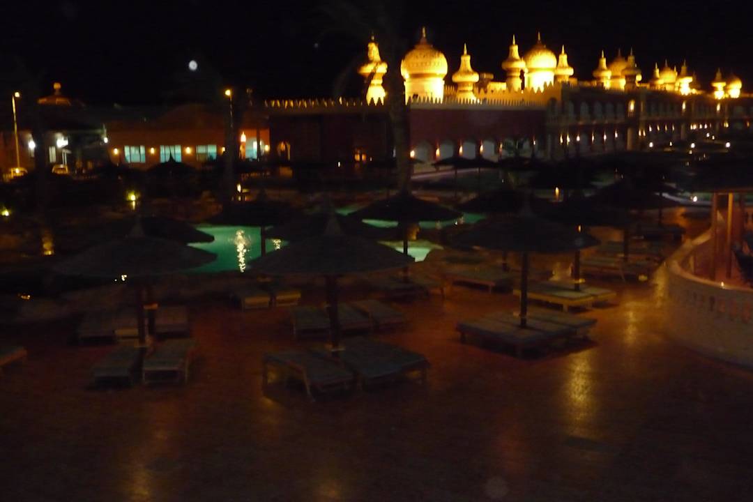 Poolanlage bei Nacht  Pickalbatros Alf Leila Wa Leila Resort - Neverland Hurghada