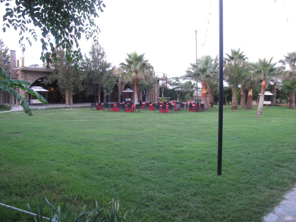 Event hinter der Arena auf dem Rasen Belek Beach Resort Hotel