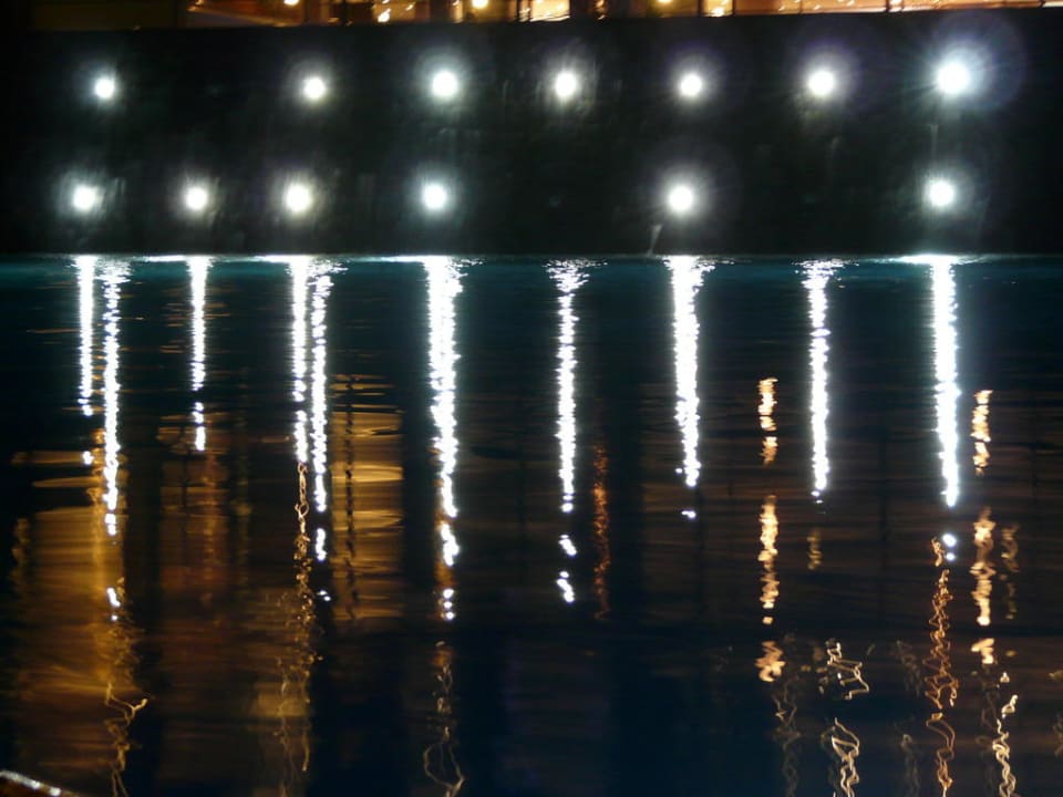 Teil des Pools bei Nacht Aquagrand Artistic Luxury Beach Resort - Adults only