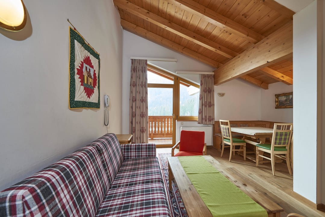 Zimmer - Sofa, Essbereich, Balkon Gartenhotel Daxer