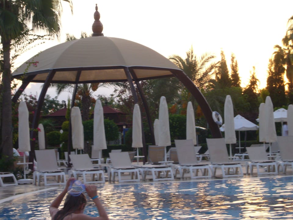 Pool während Sonnenuntergang Saphir Resort & Spa