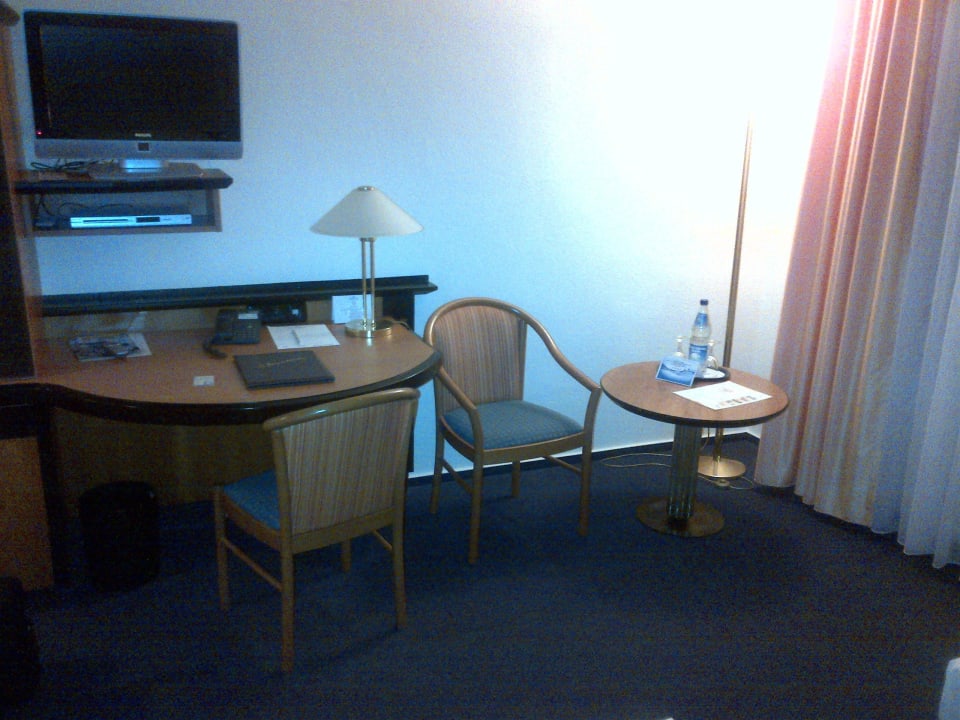 Tisch und TV Hotel Linderhof