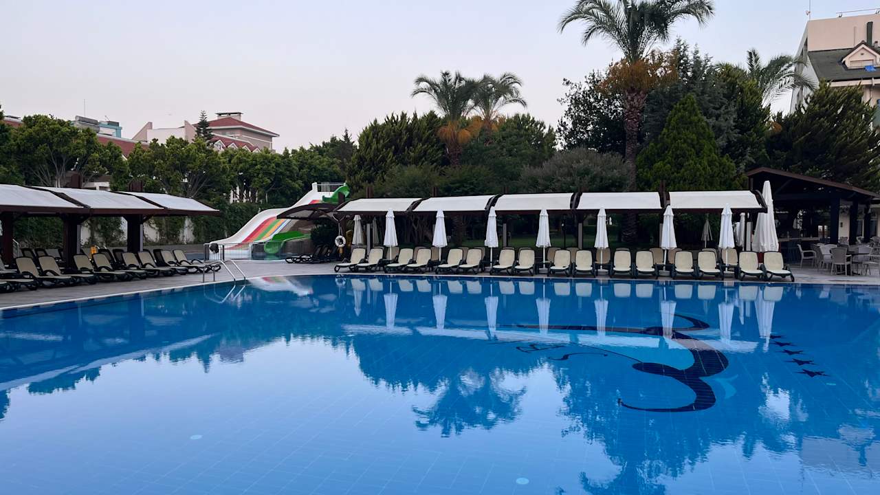 Pool Side Breeze Hotel