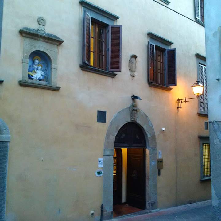 Eingang von der Stadt UNAHOTELS Palazzo Mannaioni Toscana