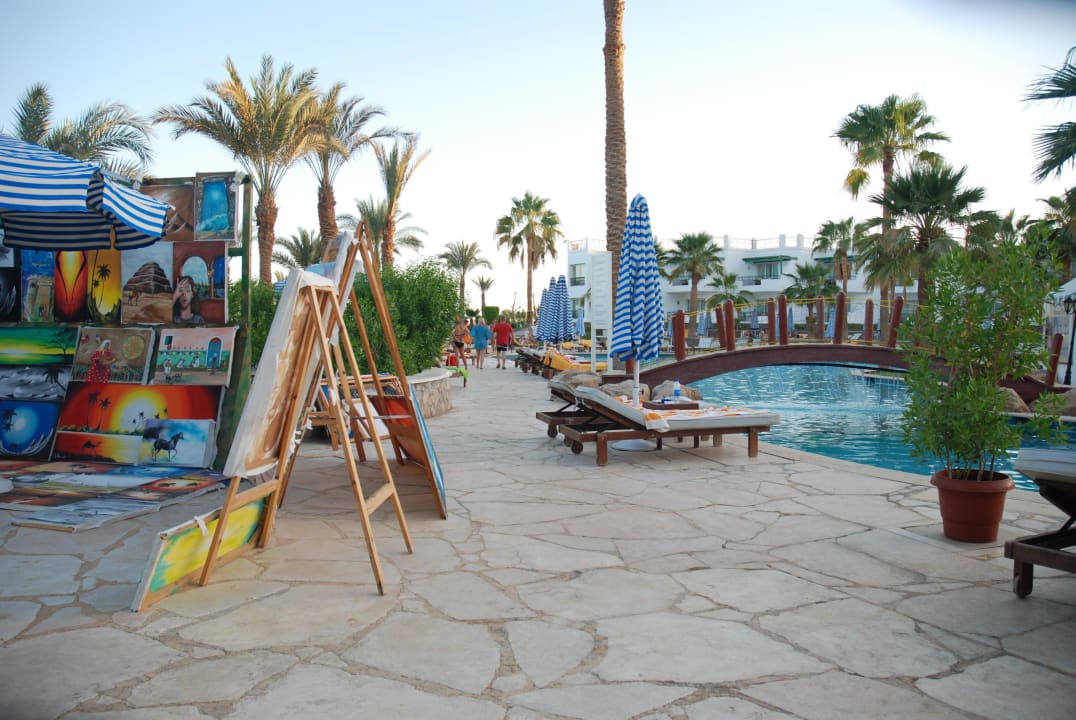 Sklepik obok basenu Safir Sharm Waterfalls Resort