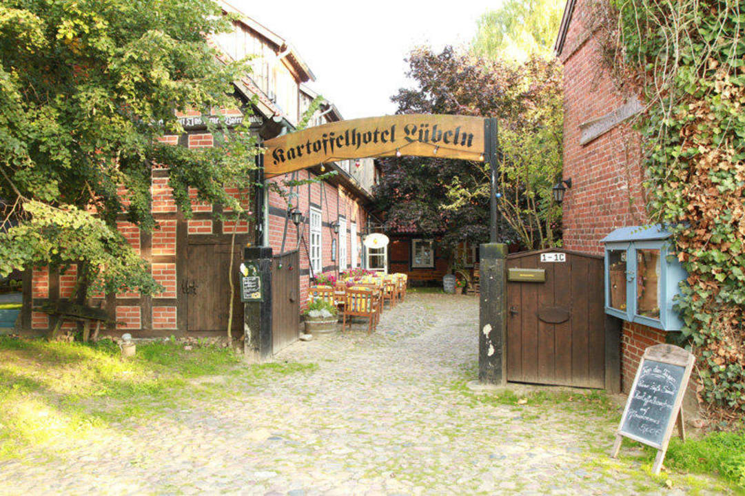 Eingang zum Hotel & Biergarten Deutsches Kartoffel-Hotel Lübeln