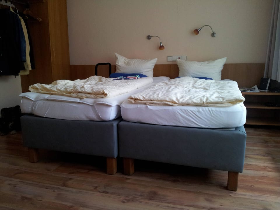 Hohe aufgelegte Betten (auch vereinzelbar) Gästehaus Lietzow