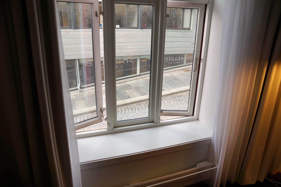 Zimmer mit Fenster zur Straße - morgens sehr laut Hotel Thon Maritim