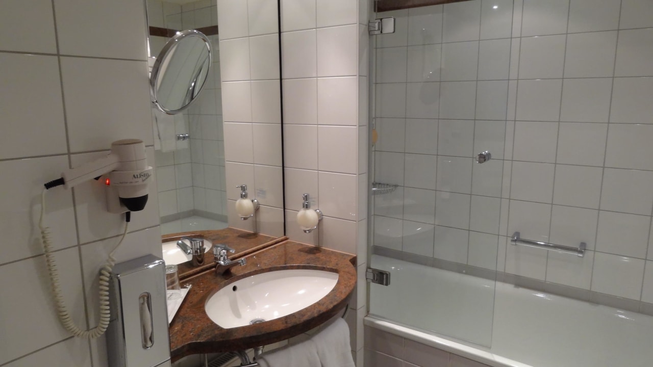 Badezimmer mit Dusche und Wanne Lindner Hotel Leverkusen BayArena, part of JdV by Hyatt