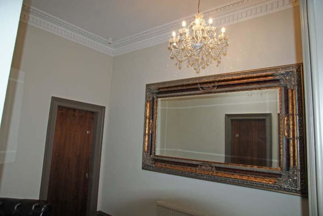 Gang mit Spiegel, Leuchter, Ledersessel The Lynnhorst Hotel