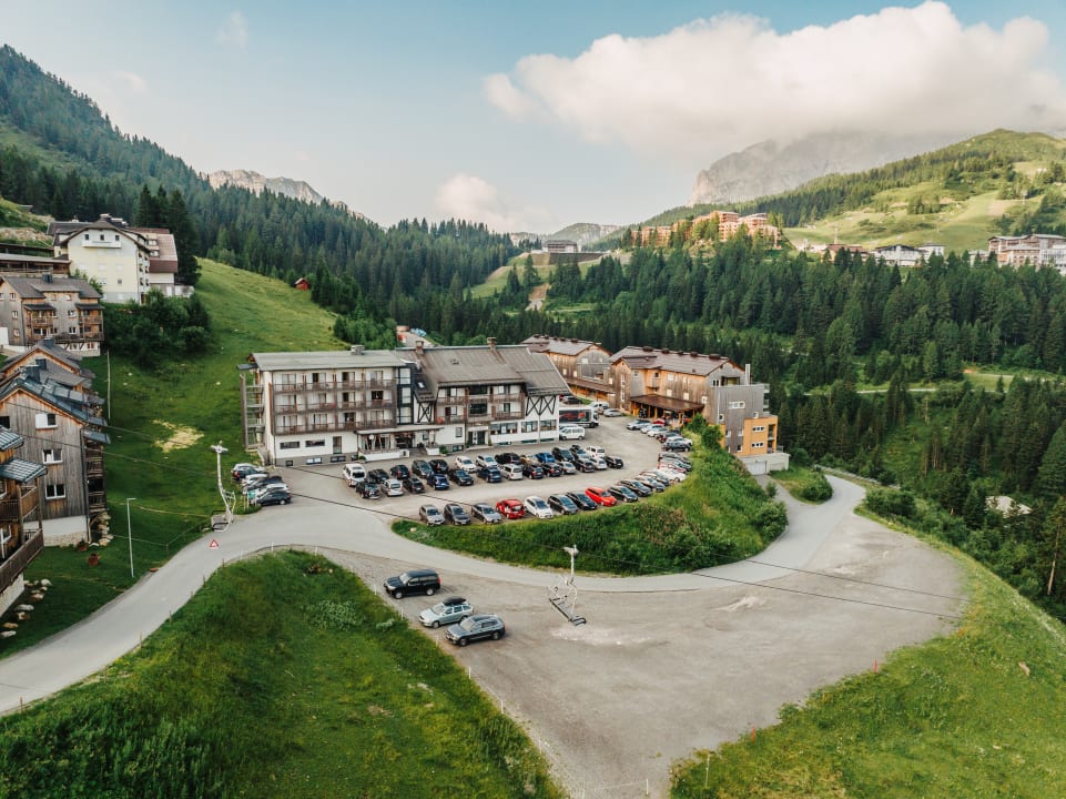 Außenansicht Almhotel Kärnten