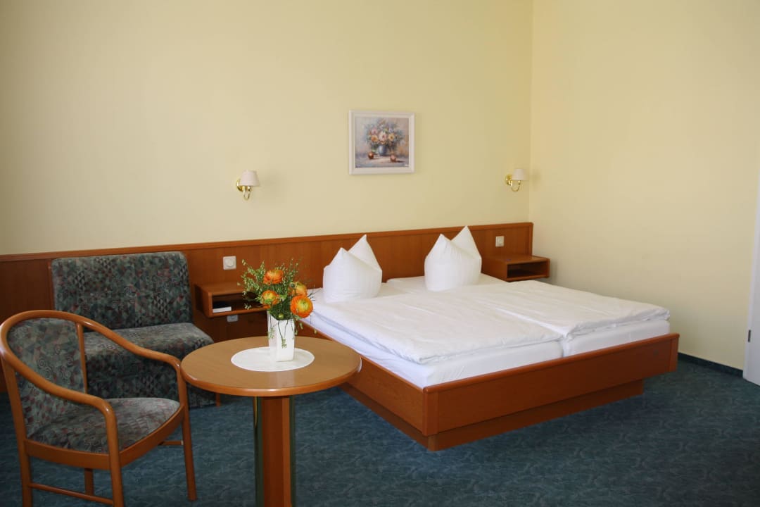 Großzügiges Doppelzimmer im 1.OG Conditorei & Pension Café Huth