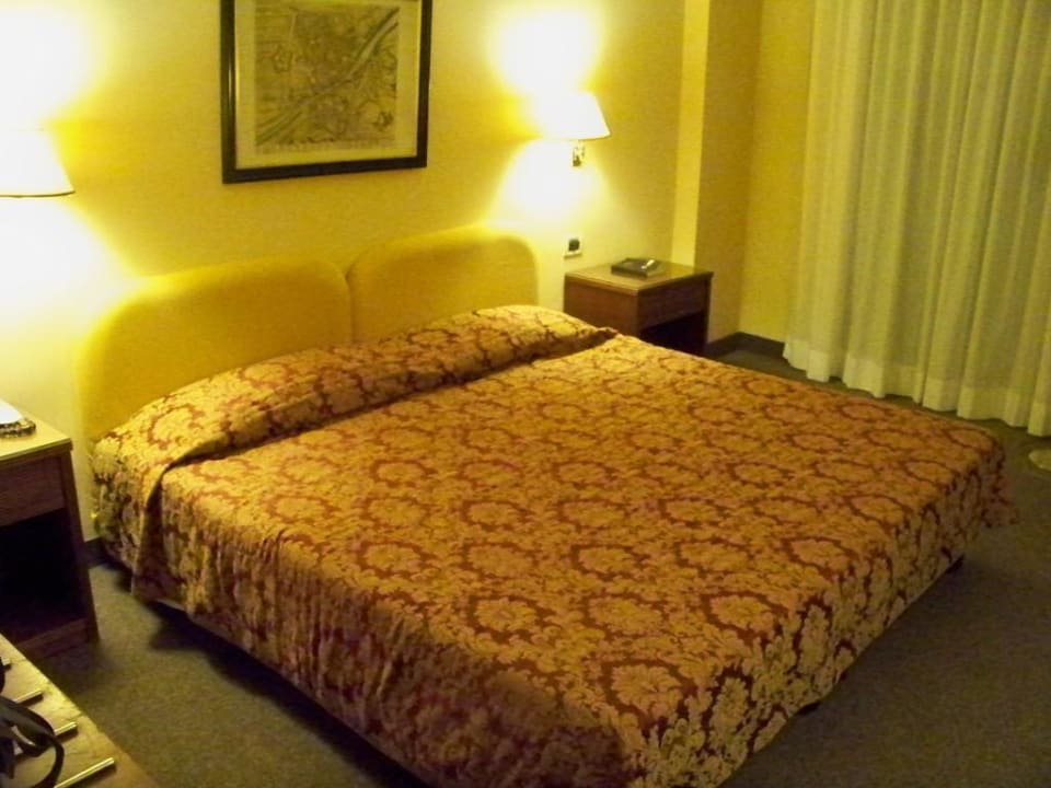 Bett National Hotel