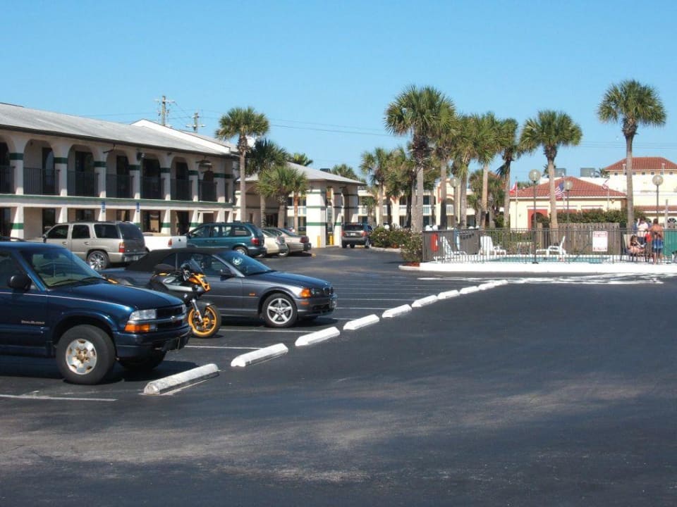 Parkfläche zwischen den Zimmern Super 8 Motel St. Augustine Beach