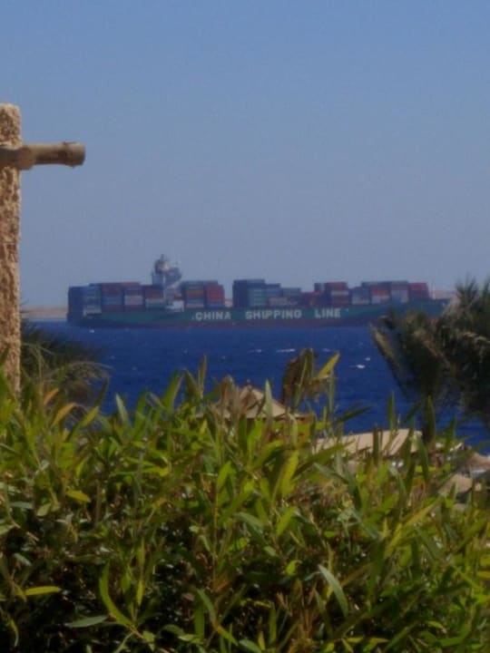 Frachter vor Hotelstrand Charmillion Sea Life Resort