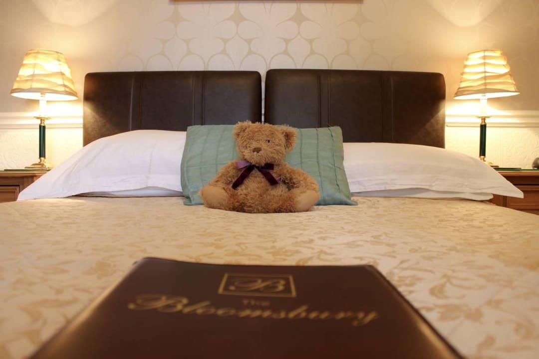 Orchid bedroom kingsize bed The Bloomsbury Guest House