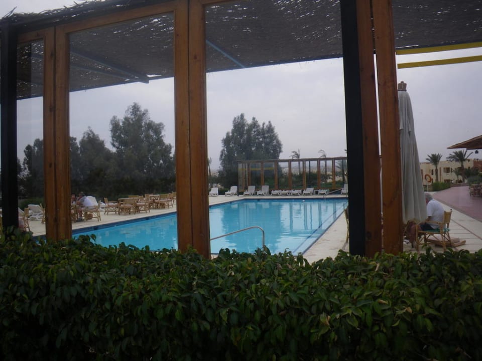 Blick vom Restaurant auf einen Pool Fort Arabesque Resort, Spa & Villas