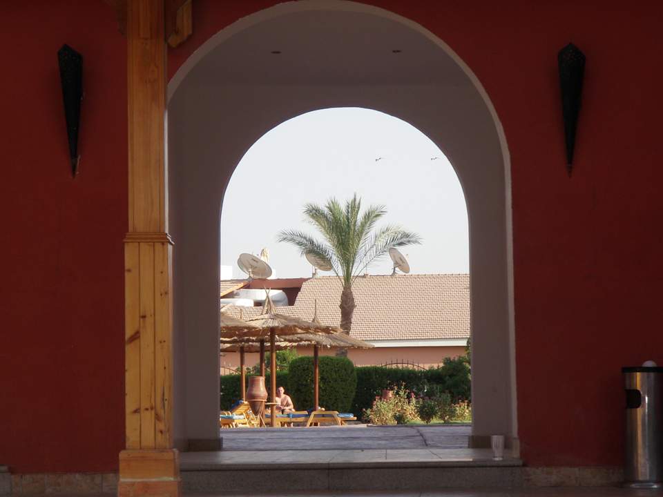 Przejście pomiędzy dwoma basenami Pickalbatros Alf Leila Wa Leila Resort - Neverland Hurghada