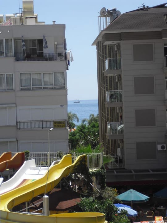 Kleiner Meerblick zwischen 2 Gebäuden Hotel Kahya