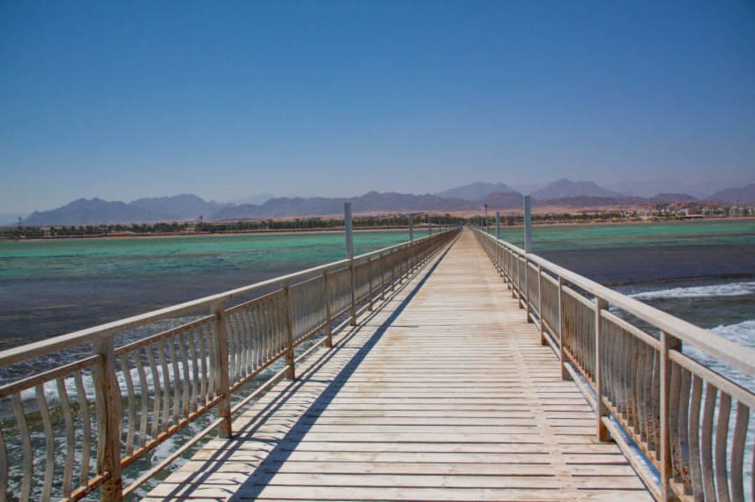 Langer Steg an die Riffkante JAZ Mirabel Beach